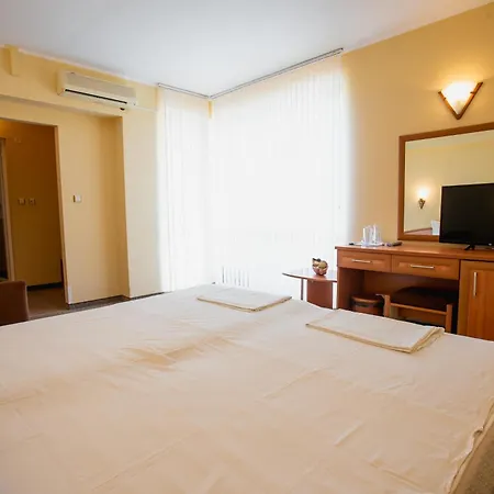 Хотел Dolphin Равда