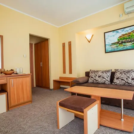 Хотел Dolphin Равда