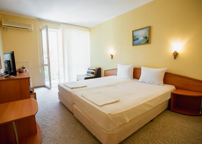 Dolphin Хотел Равда