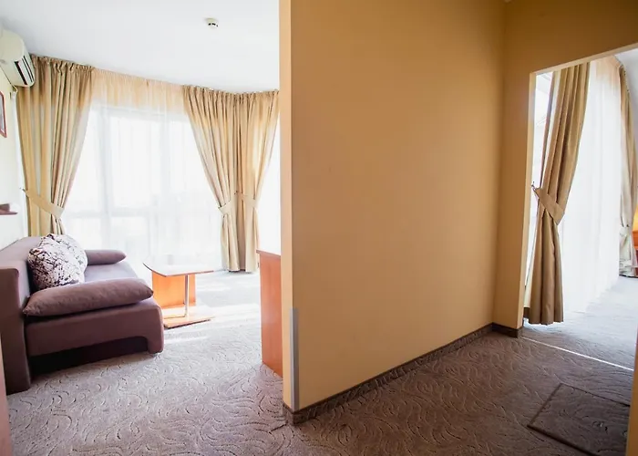 Dolphin Хотел Равда